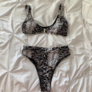 Printed black and white bikini set